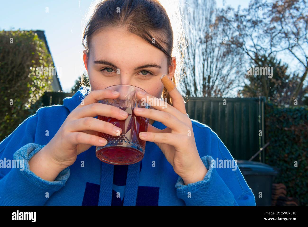 Teenager trinken Saft Nahaufnahme Porträt Stockfoto
