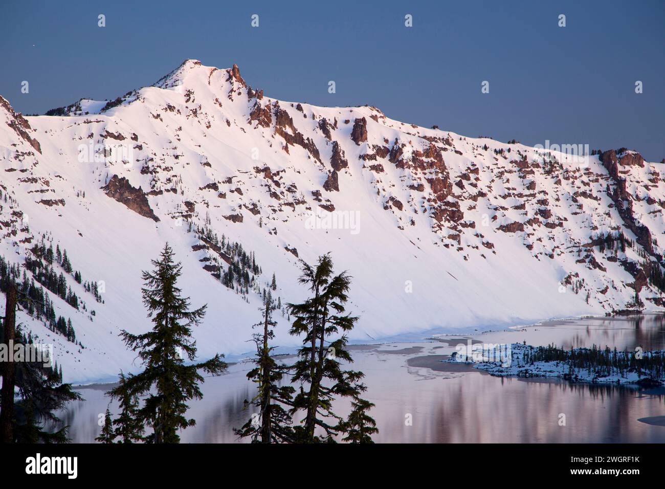 Hillman Peak Dawn über dem Crater Lake, Crater Lake National Park, Oregon Stockfoto