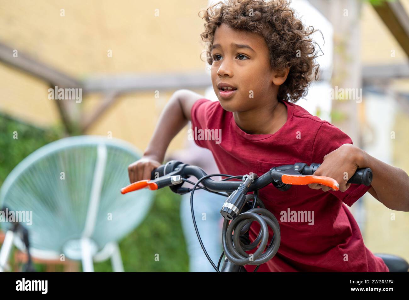 Mix Race kleiner Junge, der Spaß beim Fahrradfahren hat Stockfoto