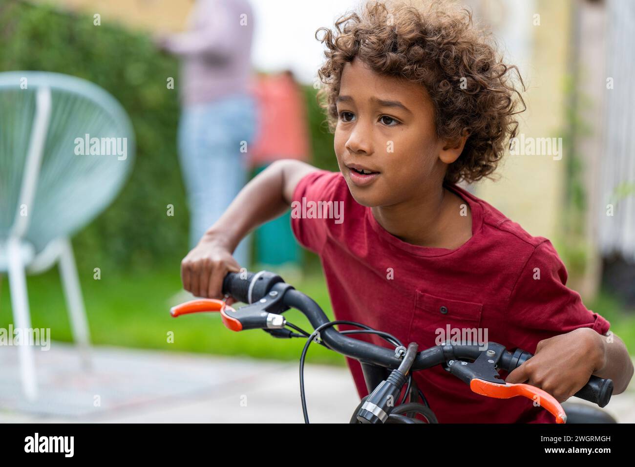 Mix Race kleiner Junge, der Spaß beim Fahrradfahren hat Stockfoto