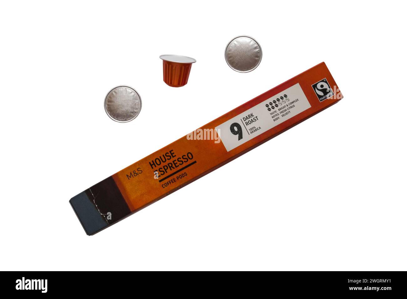 Schachtel House Espresso Kaffeepads von M&S Dark Roast 100 % arabica mit 3 drei Kapseln isoliert auf weißem Hintergrund entfernt Stockfoto