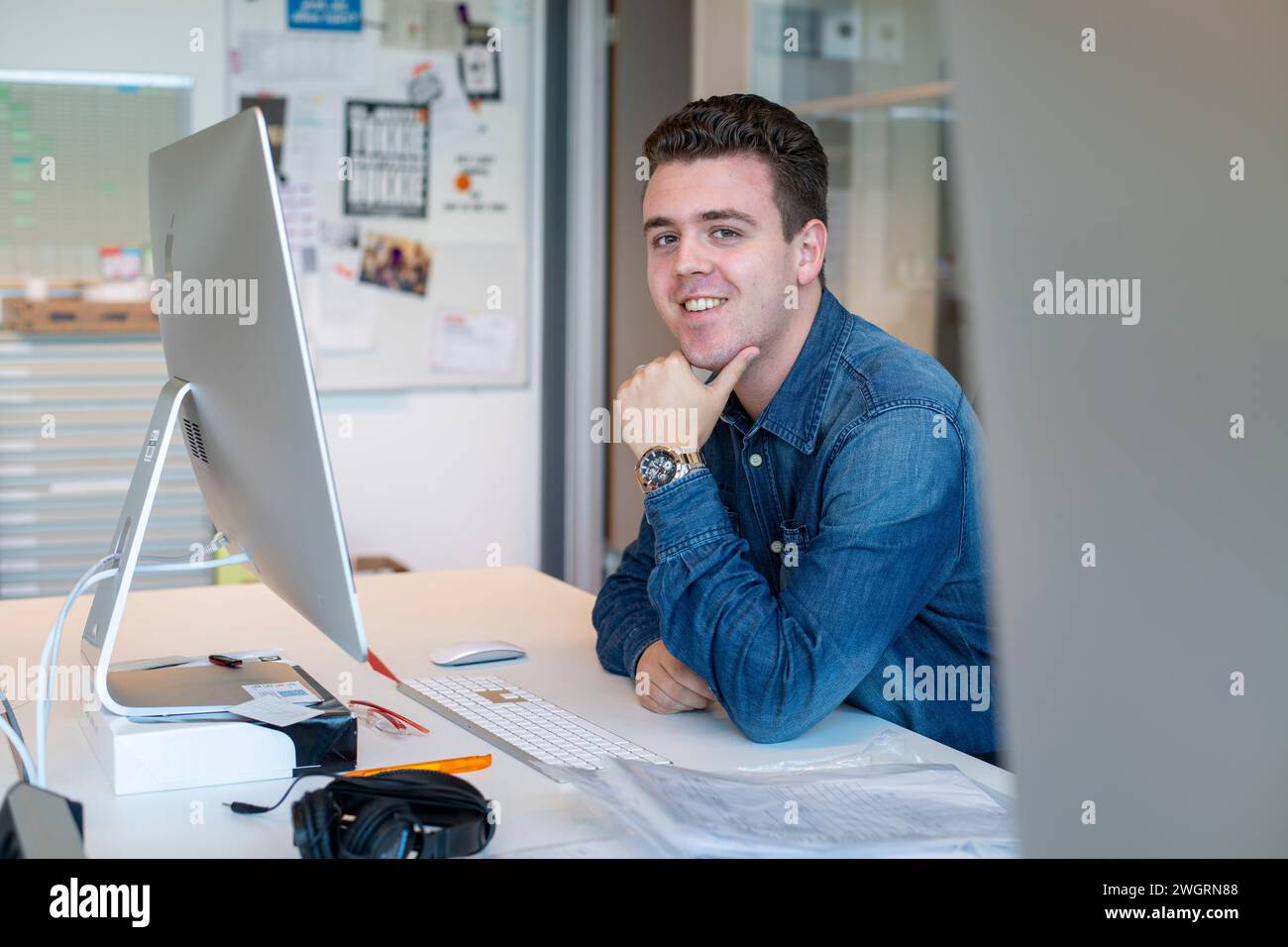 Männlicher junger weißer Profi, der in einem Architektenbüro an einem Neubauprojekt arbeitet Stockfoto