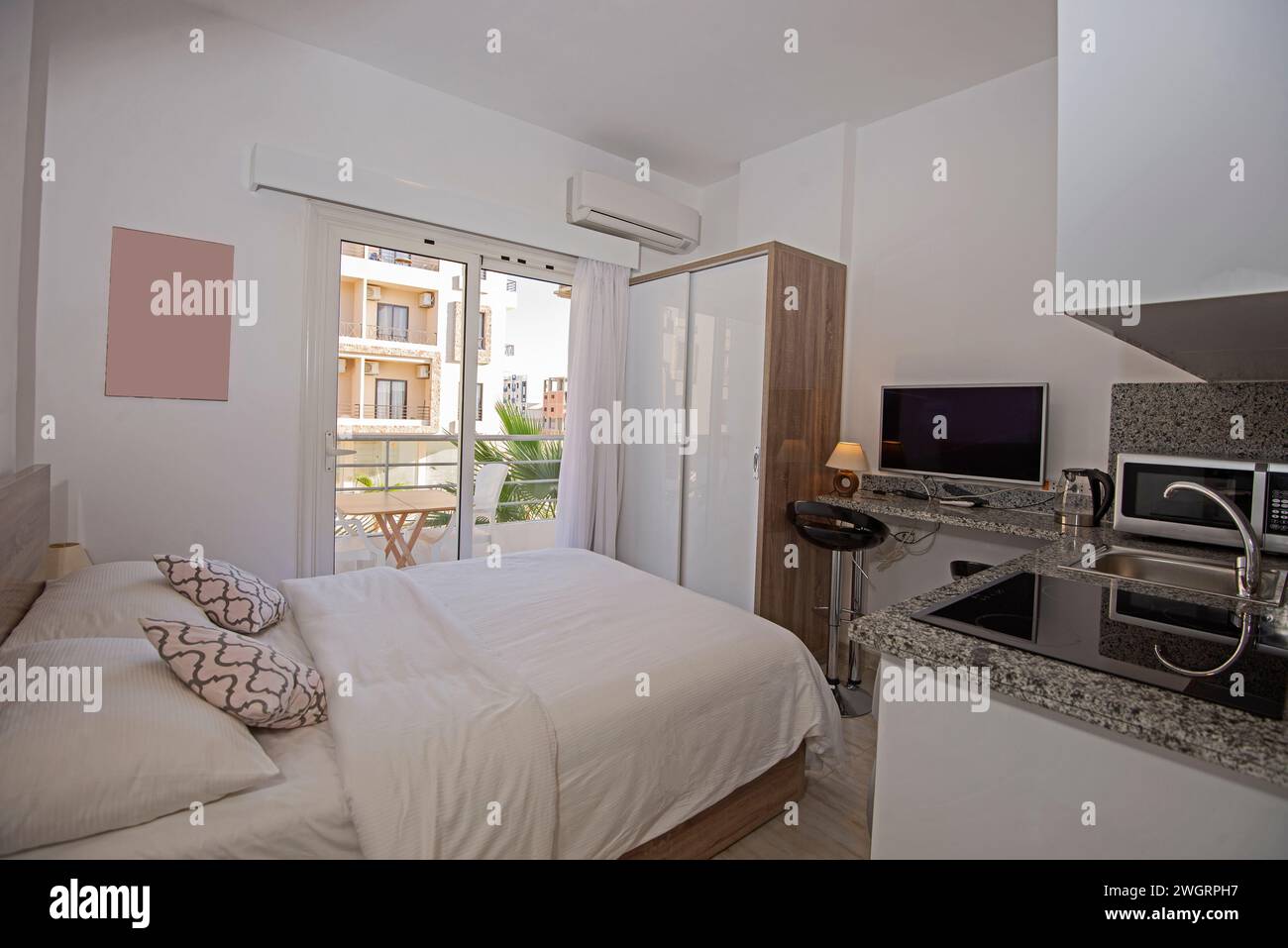 Interior Design Dekor Möbel von Luxus zeigen zu Hause Studio Apartment Schlafzimmer zeigen Möbel und Doppelbett Stockfoto