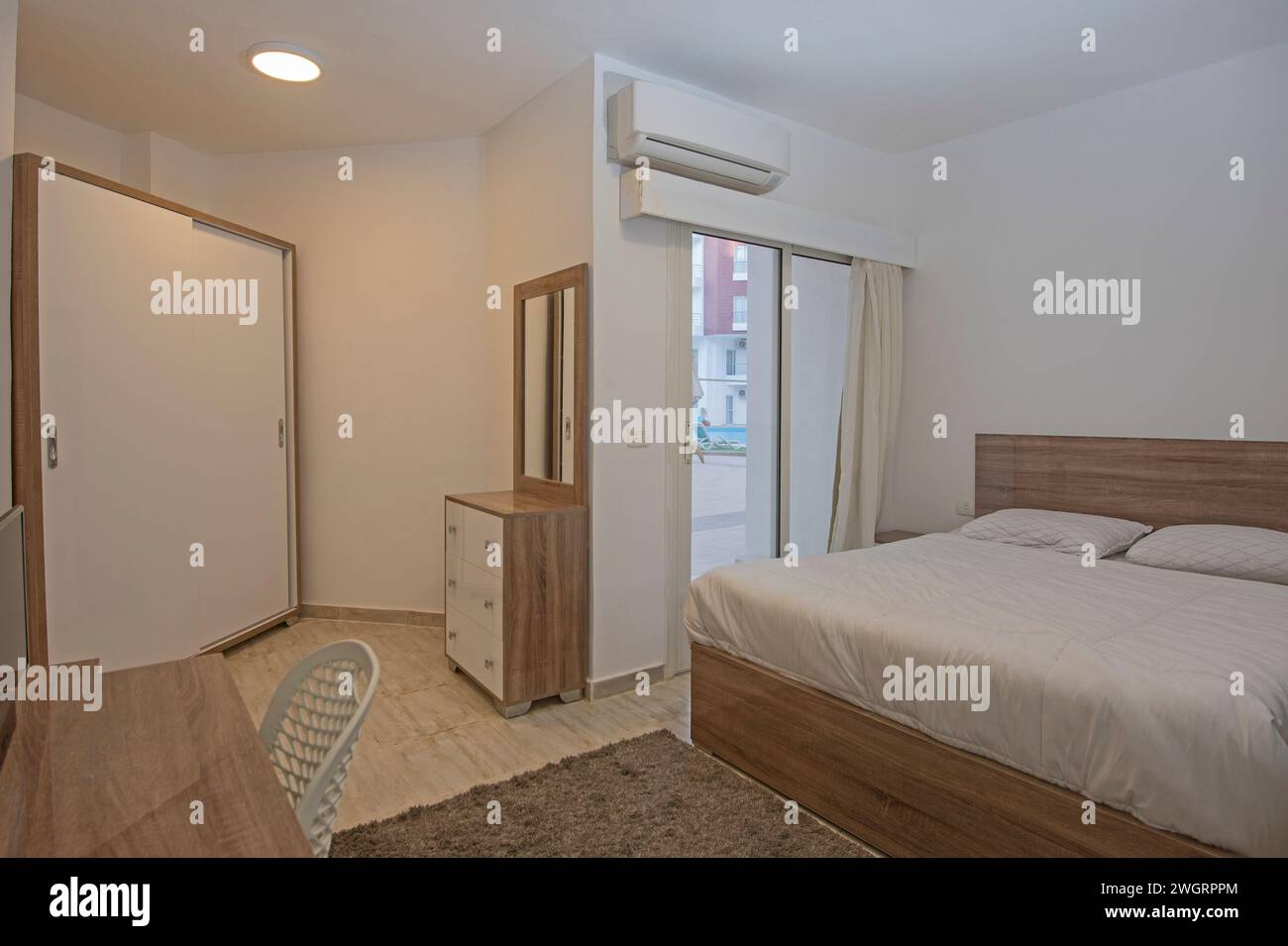 Interior Design Einrichtung Einrichtung von Luxus zeigen home Schlafzimmer mit Möbeln und Doppelbett mit Balkon Stockfoto