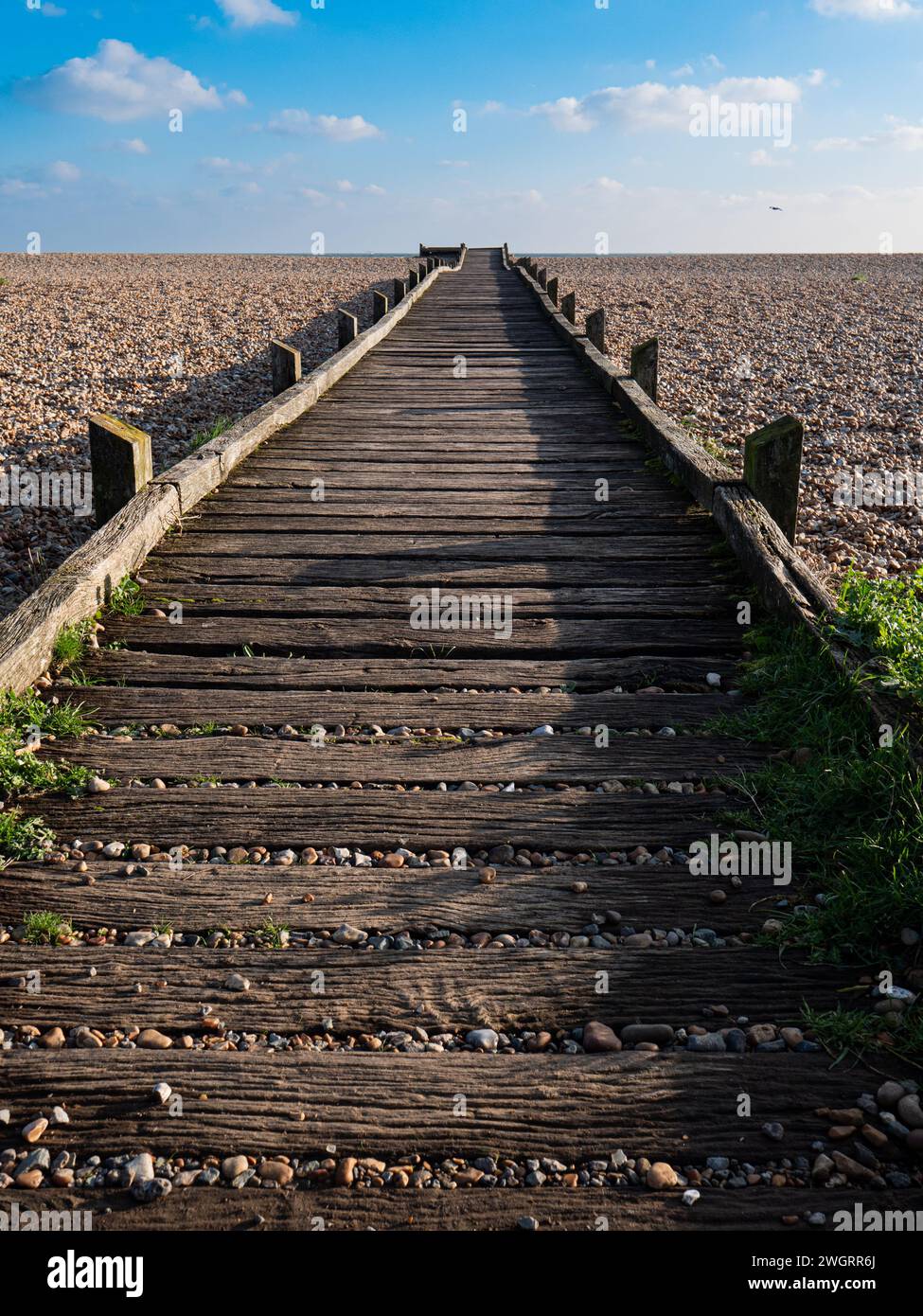 Hölzerner Pfad zum Dungeness Beach, Kent, England, Großbritannien. Stockfoto