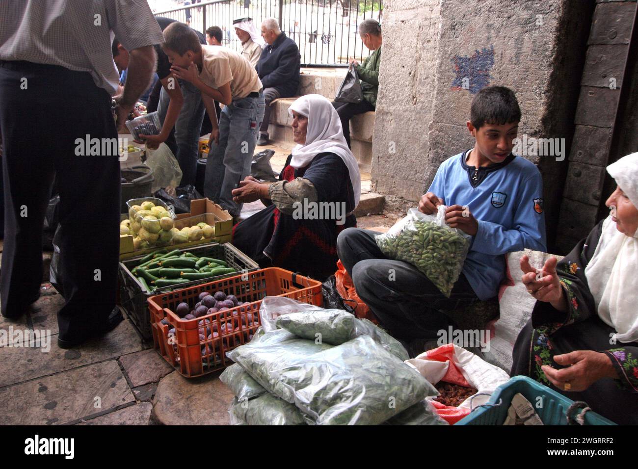 Arabische Leute verkaufen Gemüse im Markt, Jerusalem, Israel Stockfoto