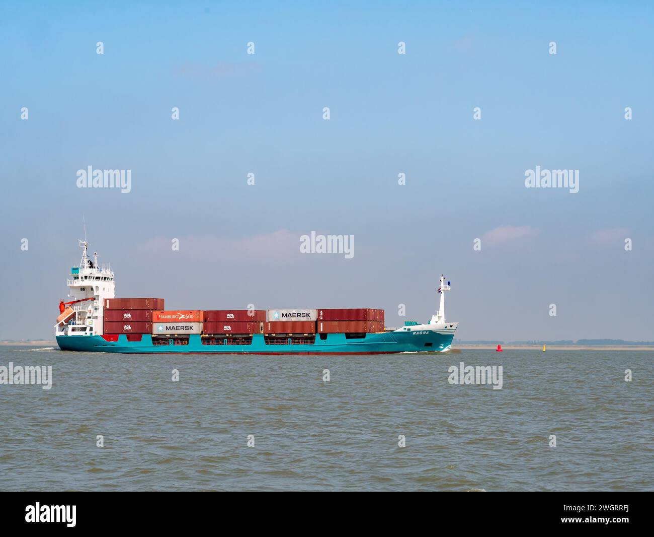 Containerzubringerschiff Ragna, das auf Westerschelde in den Niederlanden zum Hafen von Antwerpen (Belgien) fährt Stockfoto