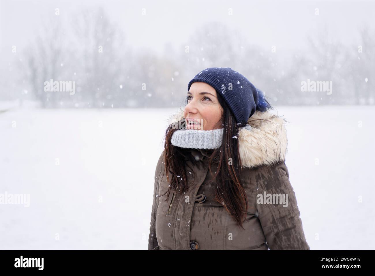 Frau unter Schnee, Mailand, Italien Stockfoto
