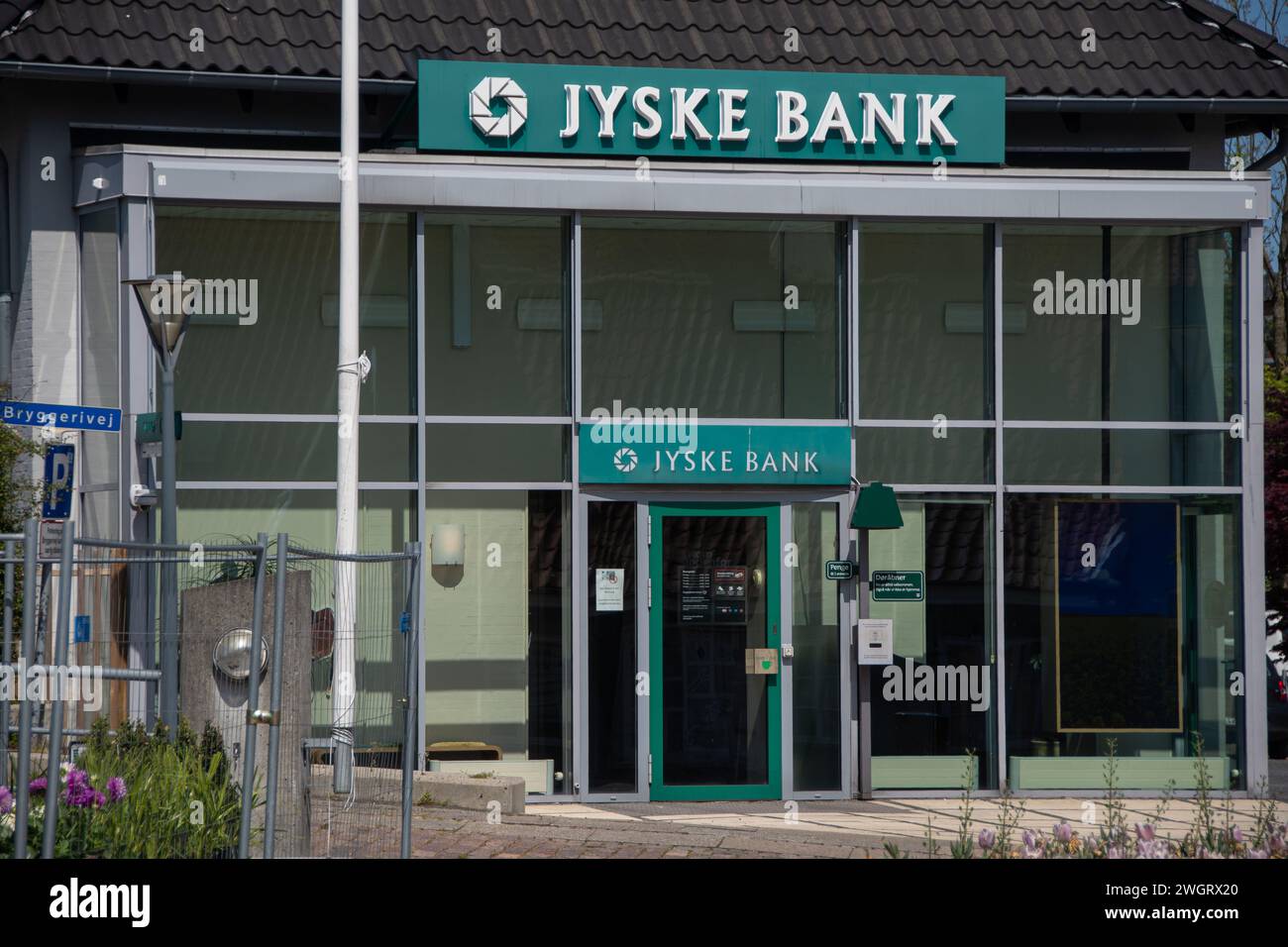 Sonderborg, Dänemark 16. Mai 2023, das Markenlogo der dänischen Bank "Jyske Bank" vor einer Filiale Stockfoto