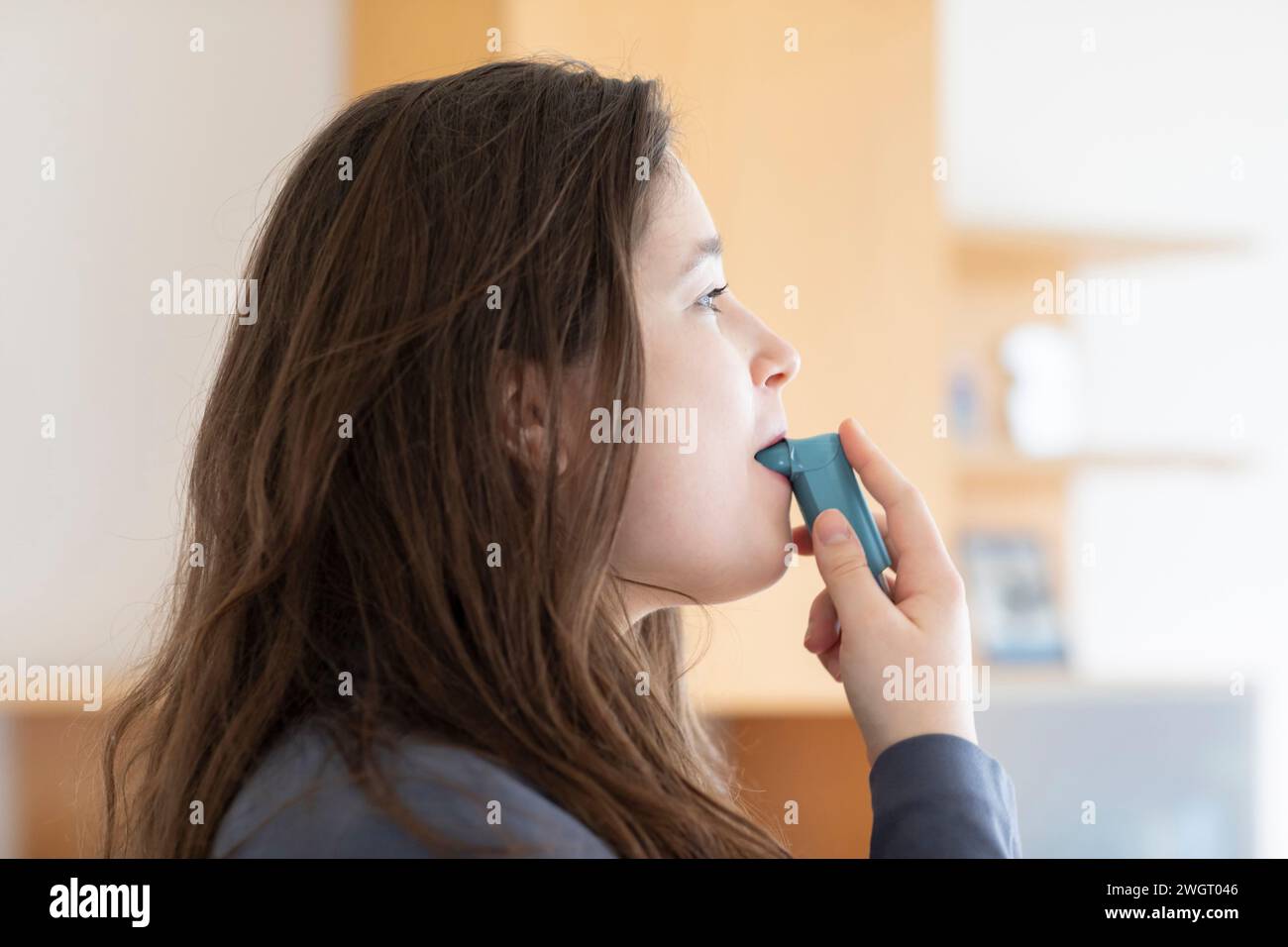 Junge Frau mit Inhalator Stockfoto