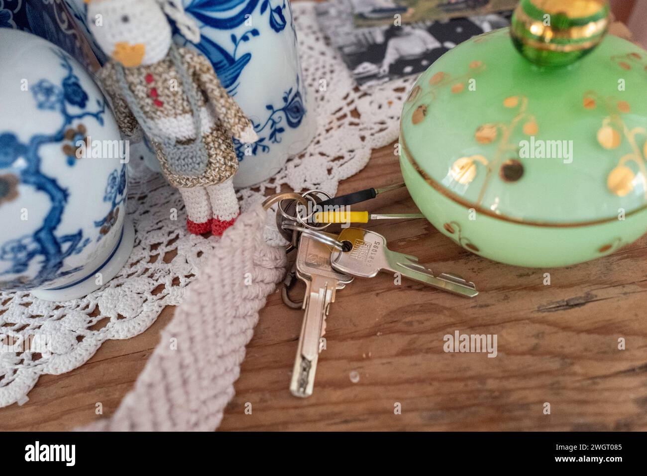 Schlüssel auf einem wunderschönen alten Tisch mit Ornamenten an der Seite Stockfoto