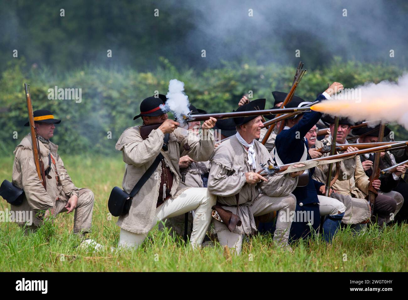 Historische Reenactors führen im Old Sturbridge Village in Sturbridge, M, eine revolutionäre Schlacht zwischen den britischen Roten Mänteln und amerikanischen Rebellen aus Stockfoto