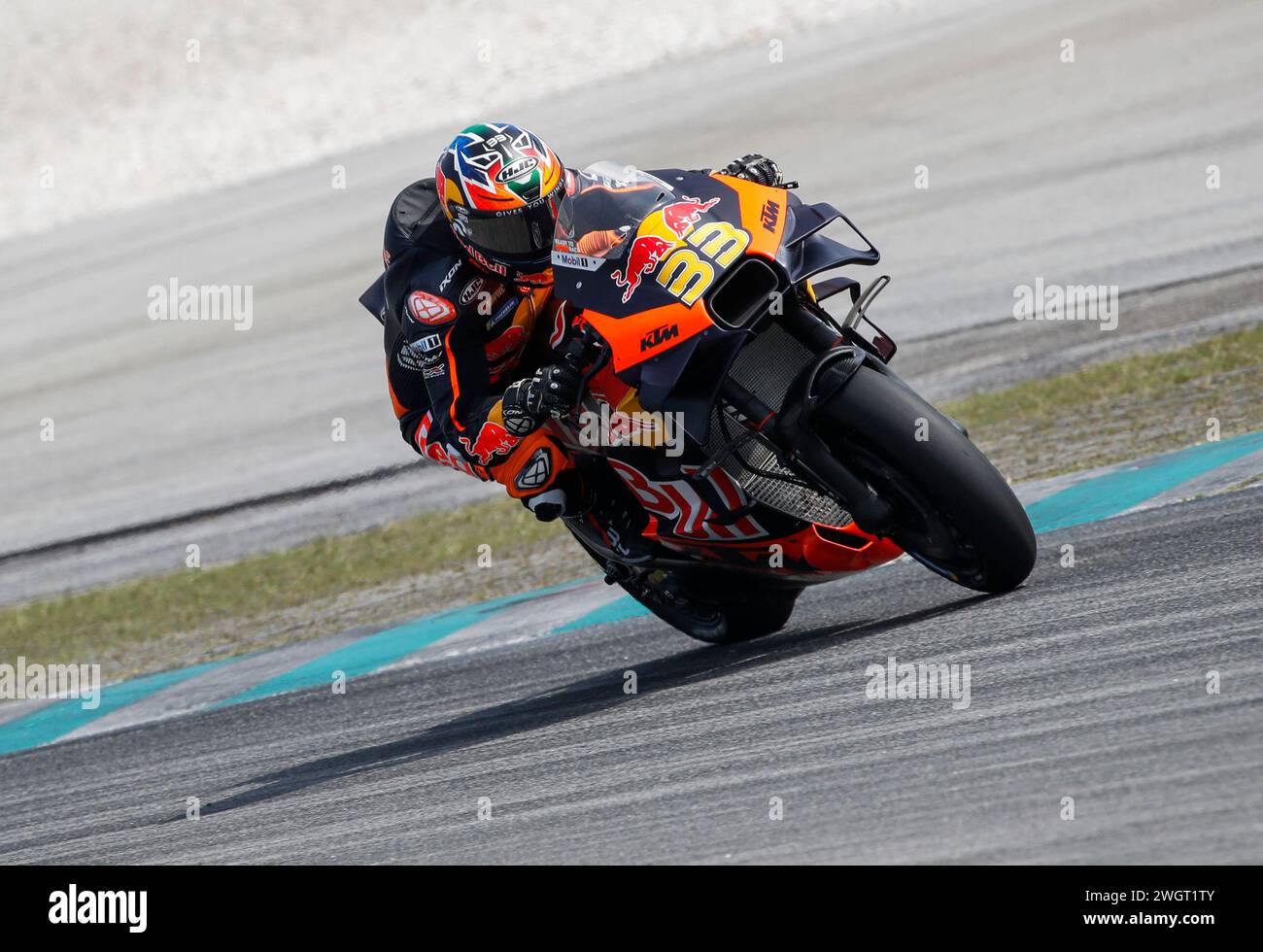 Der südafrikanische Fahrer Brad Binder von Red Bull KTM Factory Racing wurde während des offiziellen Sepang MotoGP Tests auf dem Sepang International Circuit in Aktion gesehen. Stockfoto