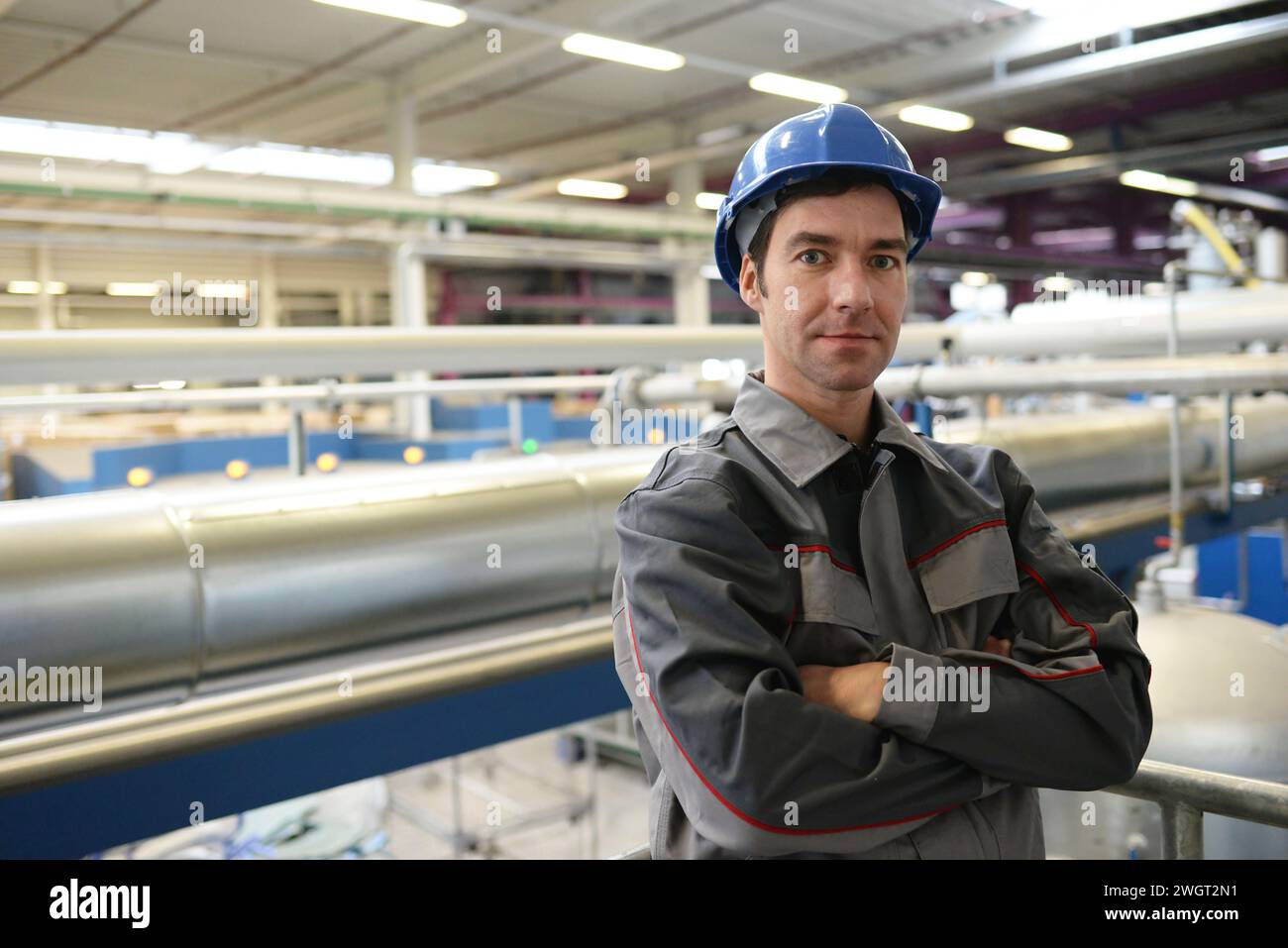 Portrait von erfolgreichen Arbeiter in einem Industrieunternehmen, in Arbeitskleidung am Arbeitsplatz - Nahaufnahme Stockfoto
