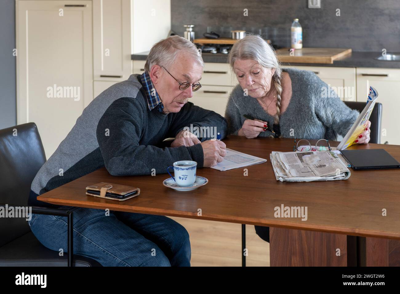 Ältere Ehepaare sitzen am Esstisch und diskutieren über ihre Finanzen für den Ruhestand Stockfoto