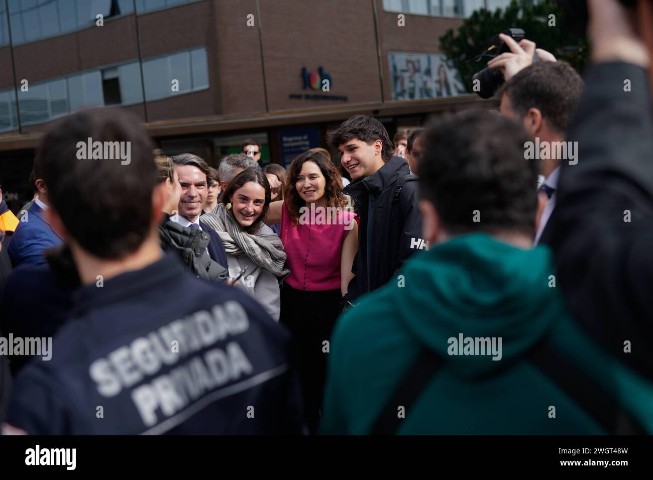 Madrid, Spanien. Februar 2024. Isabel Díaz Ayuso diálogo con el exPresidente del Gobierno, José María Aznar, en el Aula de Liderazgo del Máster Oficial en Acción Política, impardo por el Instituto Atlántico de Gobierno (IADG) y la Universidad Francisco de Vitoria en Madrid Isabel Díaz Ayuso Dialog mit dem ehemaligen Regierungspräsidenten, José María Aznar, in der Führungsklasse des offiziellen Master-Studiums in politischer Aktion, unterrichtet vom Atlantic Institute of Government (IADG) und der Francisco de Vitoria Universität in Madrid Credit: CORDON PRESS/Alamy Live News Stockfoto