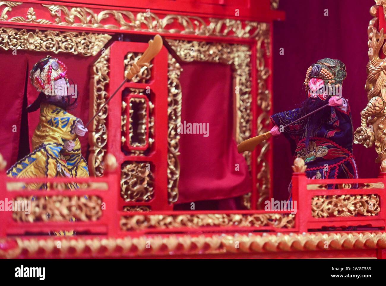 Jakarta. Februar 2024. Dieses Foto, das am 3. Februar 2024 aufgenommen wurde, zeigt eine Marionettenshow namens „Wayang potehi“ zur Begrüßung des bevorstehenden chinesischen Neujahrs im Mal Ciputra in Jakarta, Indonesien. Quelle: Zulkarnain/Xinhua/Alamy Live News Stockfoto