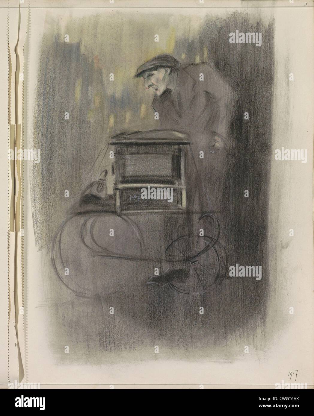 Mann mit einem Wagen am Abend auf der Straße, 1917 der Mann trägt eine Mütze und einen dunklen Anzug und hat einen Haken statt einer linken Hand. Er schiebt einen Wagen mit vier Rädern und einer Kiste drauf. Wahrscheinlich eine Buchillustration. Seite 3 aus einem Skizzenbuch mit 28 Magazinen. Papier. Bleistift. Kreide. Aquarellpinsel Straße. Straßenbeleuchtung. Stehende Figur. Menschliche Stärke  Verkehr und Transport an Land Stockfoto