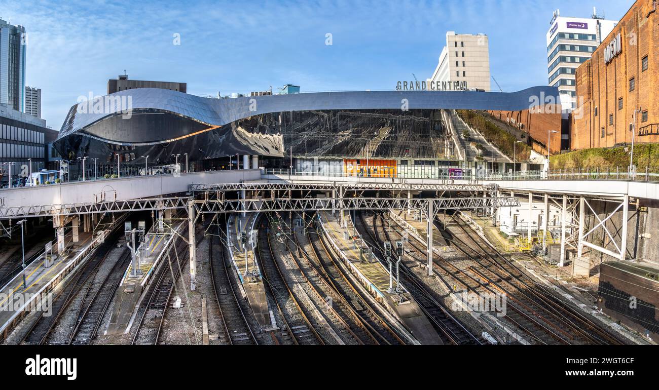 BIRMINGHAM NEW STREET STATION, BIRMINGHAM, GROSSBRITANNIEN - 1. FEBRUAR 2024. Das Äußere des Bahnhofs Birmingham New Street zeigt die Eingangsbahn p Stockfoto