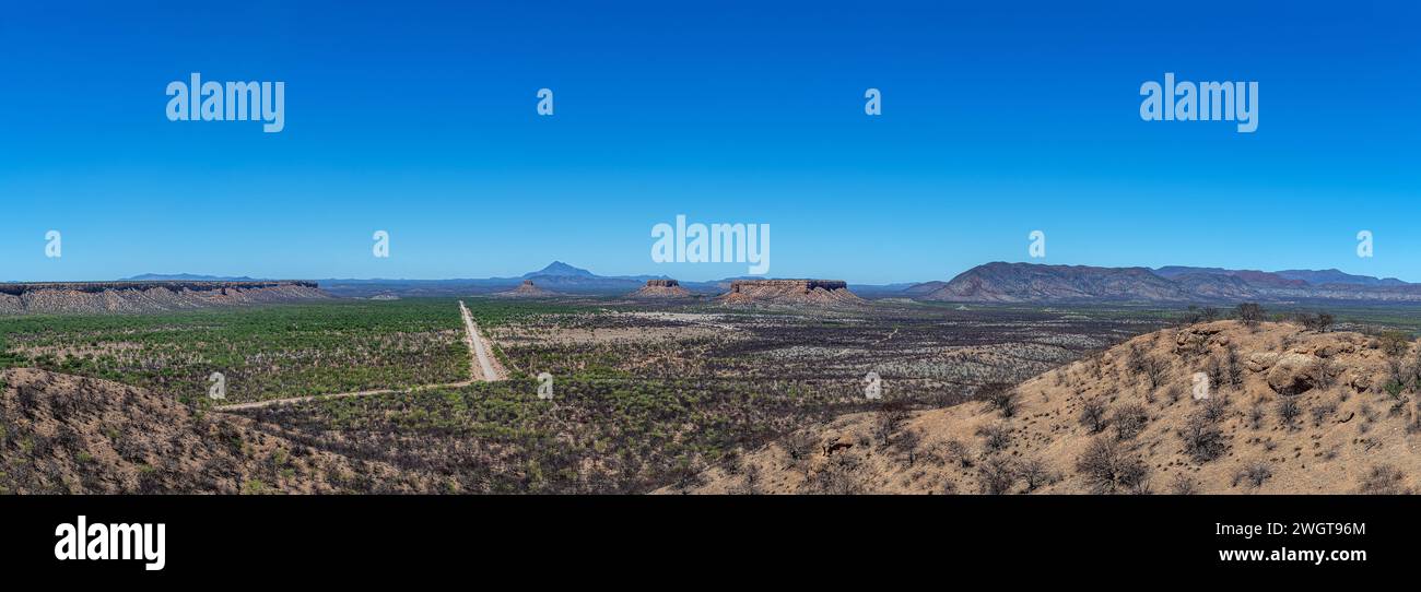 Blick auf das Ugab-Tal mit seinen Tafelbergen, Damaraland, Namibia Stockfoto