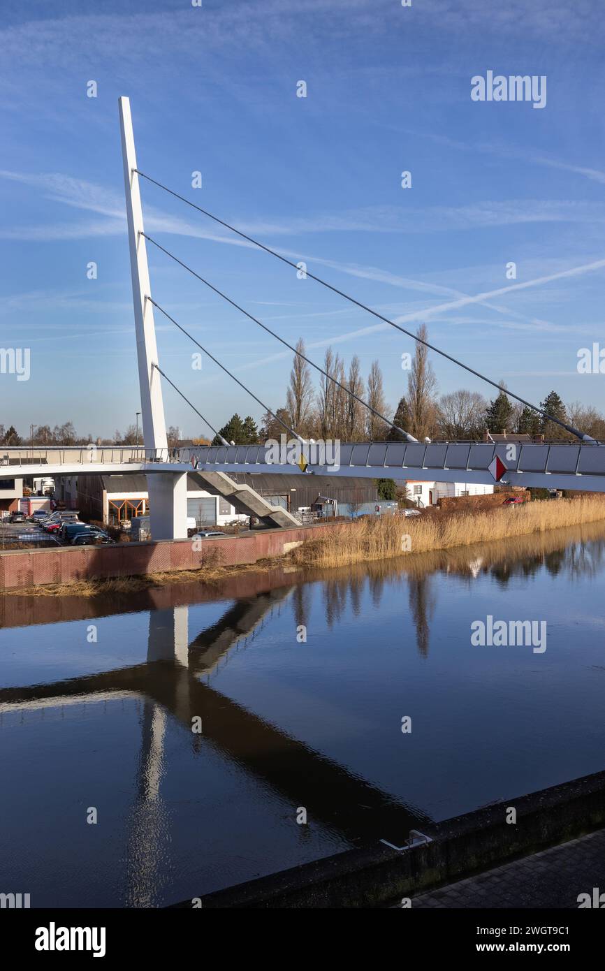 WETTEREN, BELGIEN, 1. FEBRUAR 2024: Blick auf die neue Radbrücke über die Schelde in Wetteren. Entwickelt von ZJA, seit 2018 im Einsatz, verbindet sie beide Stockfoto