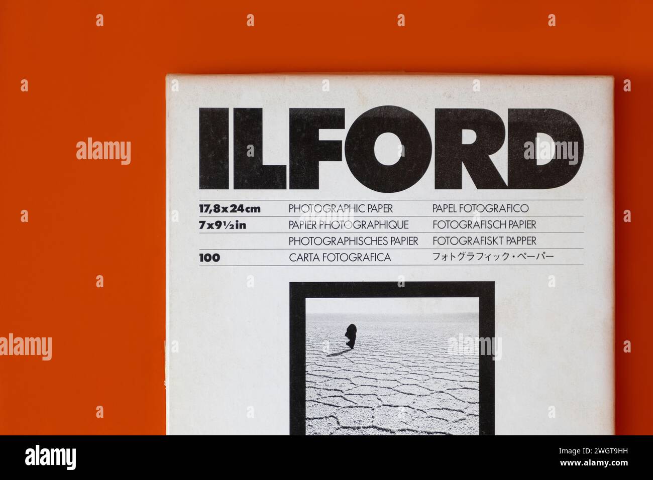 AALST, BELGIEN, 22. JANUAR 2024: Eine Vintage-Schachtel mit Ilford-Fotopapier mit Perlfinish. Harman Technology, Handelsnamen Ilford Photo, ist ein britischer Bas Stockfoto