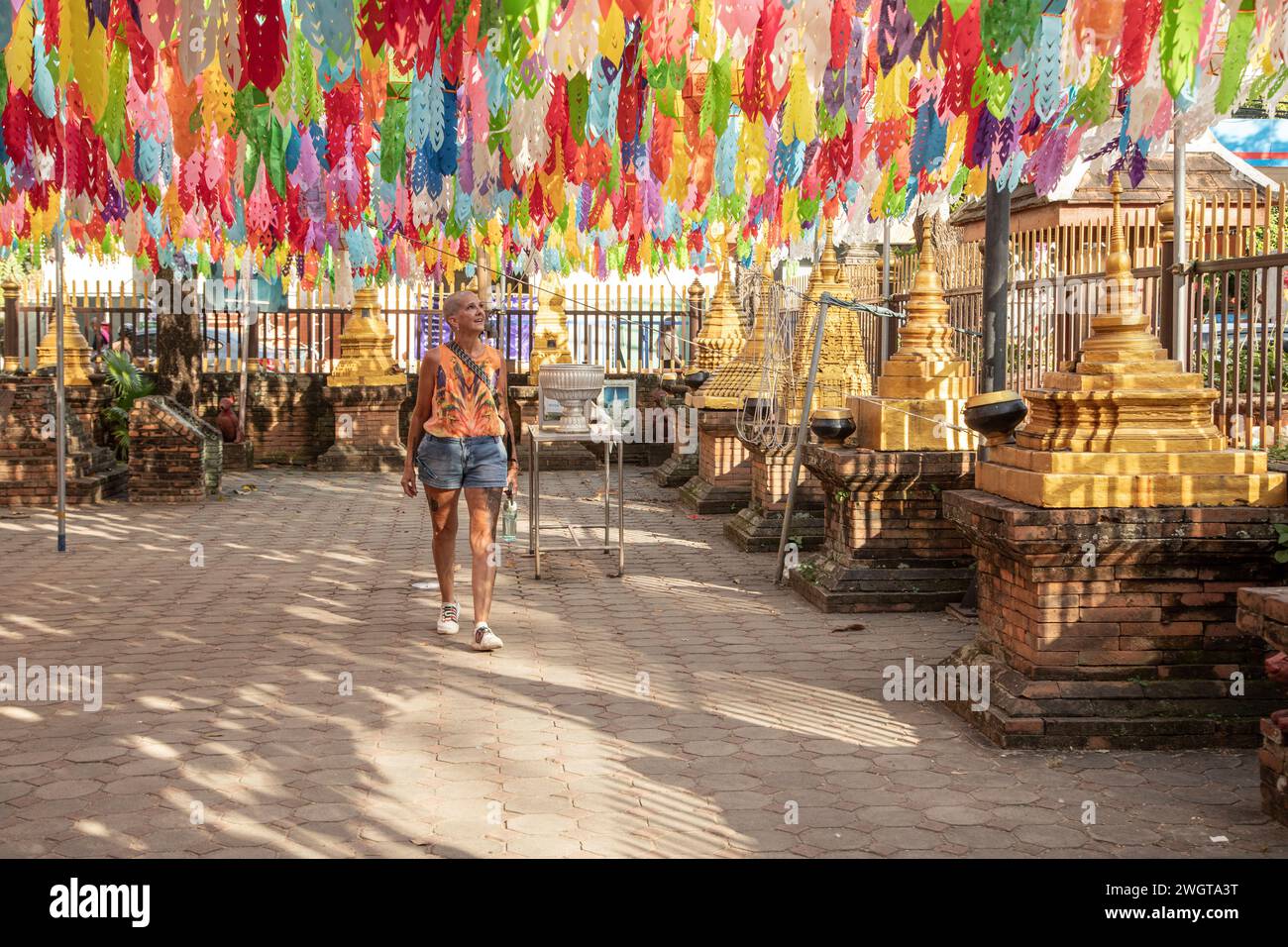 Frau mittleren Alters Alleinreisender Tourist erkundet die Tempel in Thailand Stockfoto
