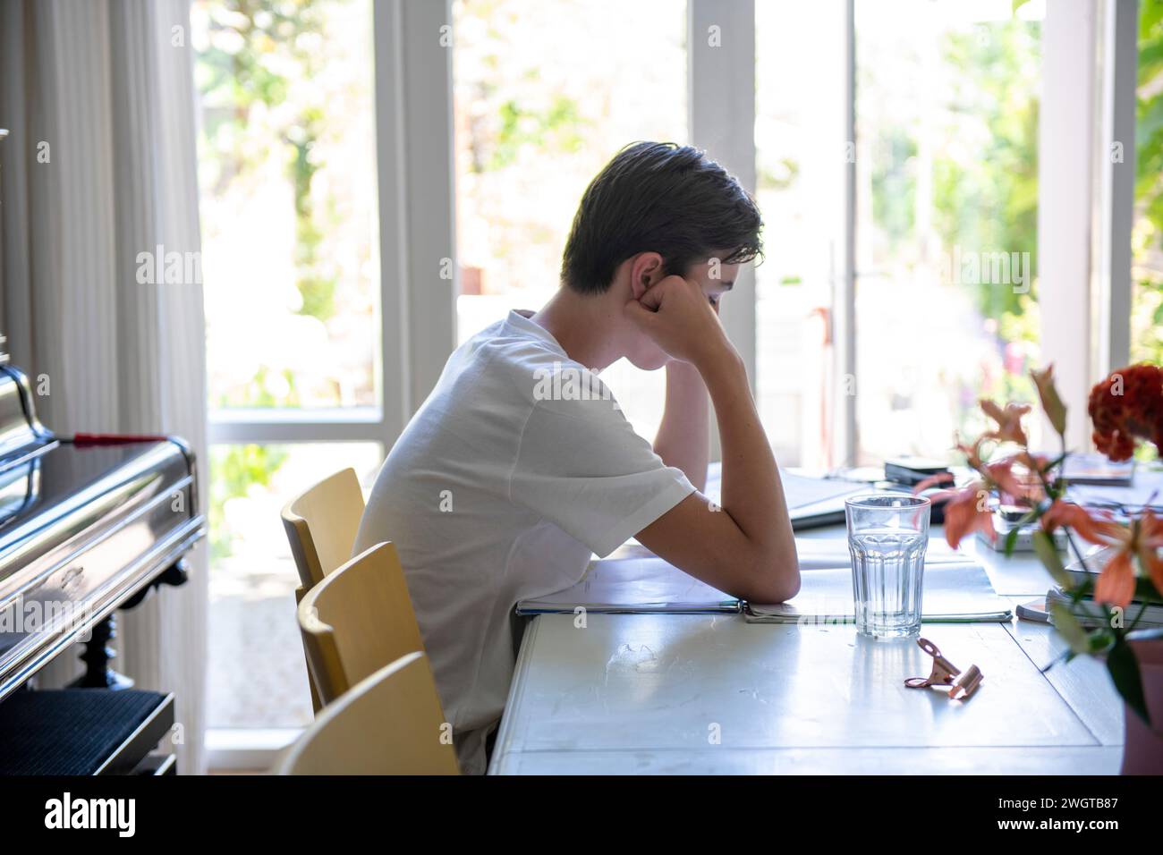 Teenager sitzt am Esstisch, verärgert und depressiv Stockfoto