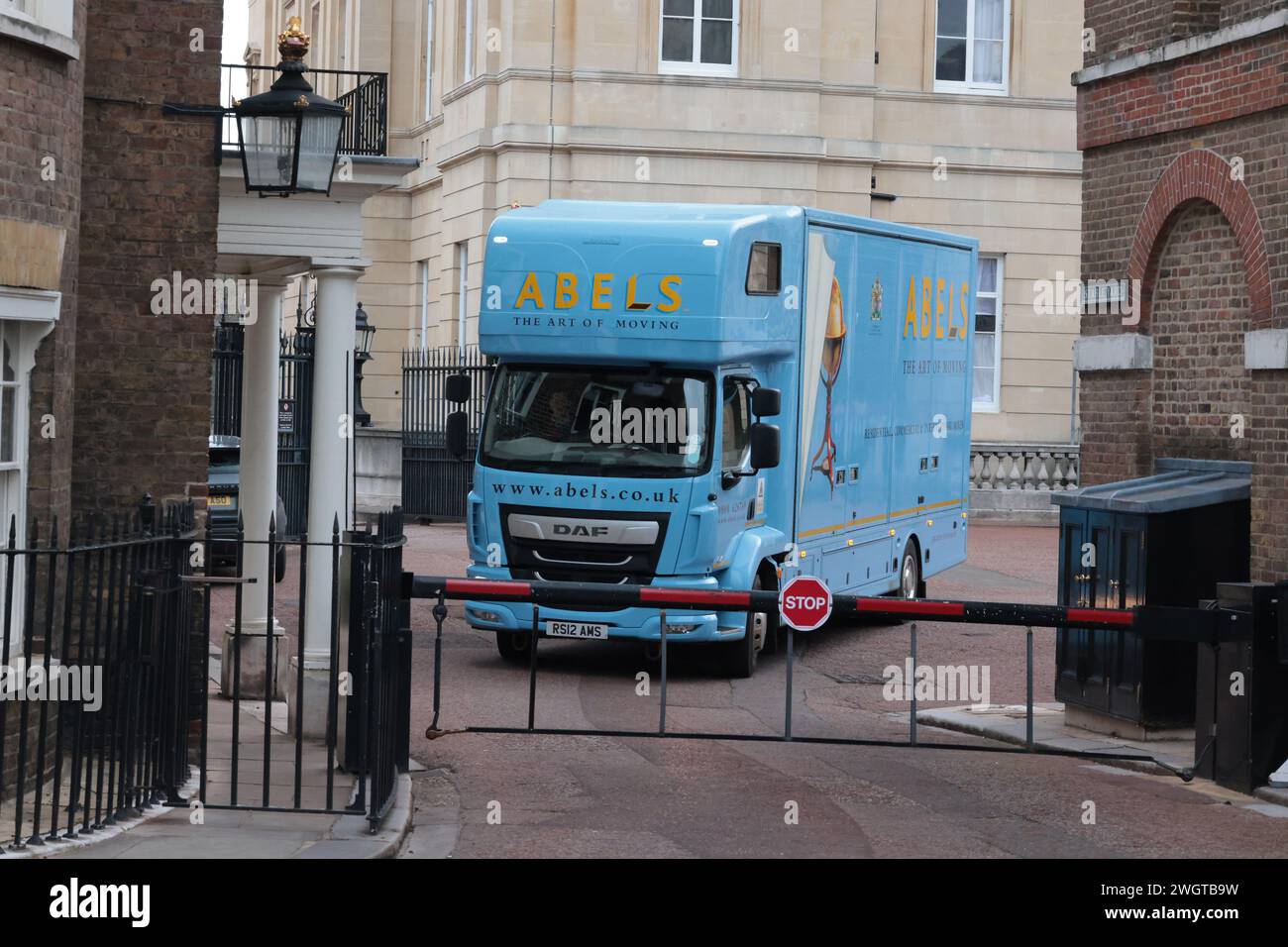 London, Großbritannien. Februar 2024. Ein Umzugswagen verlässt Clarence House im Zentrum von London, der Residenz von König Karl III. Es wird angenommen, dass der König Möbelstücke mit sich herumbewegt, wenn er umzieht. Buckingham Palace gab gestern bekannt, dass bei König Charles eine Krebsform diagnostiziert wurde, die bei einer kürzlich durchgeführten Behandlung einer vergrößerten Prostata entdeckt wurde. Foto: Ben Cawthra/SIPA USA Credit: SIPA USA/Alamy Live News Stockfoto