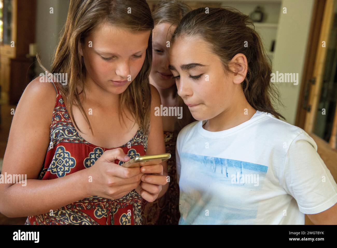 Junge Mädchen, die ihr Handy benutzen, um Selfie-Videos aufzunehmen, die in ihrem Zuhause für die Social-Media-Plattform tanzen Stockfoto