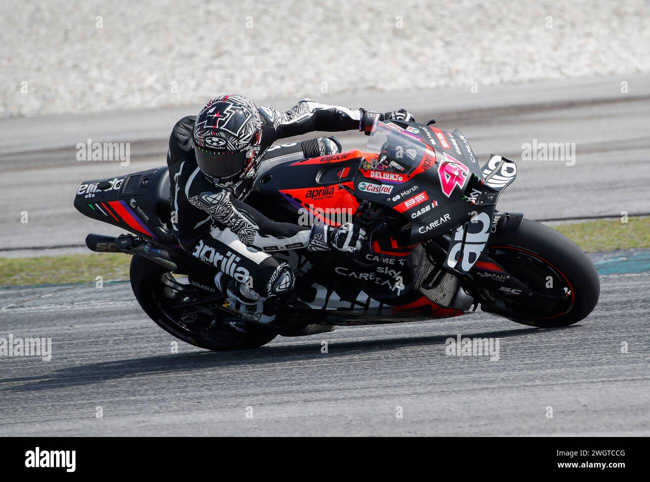 Kuala Lumpur, Malaysia. Februar 2024. Der spanische Fahrer Aleix Espargaro von Aprilia Racing in Aktion während des Sepang MotoGP Offiziellen Tests auf dem Sepang International Circuit. (Foto: Wong Fok Loy/SOPA Images/SIPA USA) Credit: SIPA USA/Alamy Live News Stockfoto