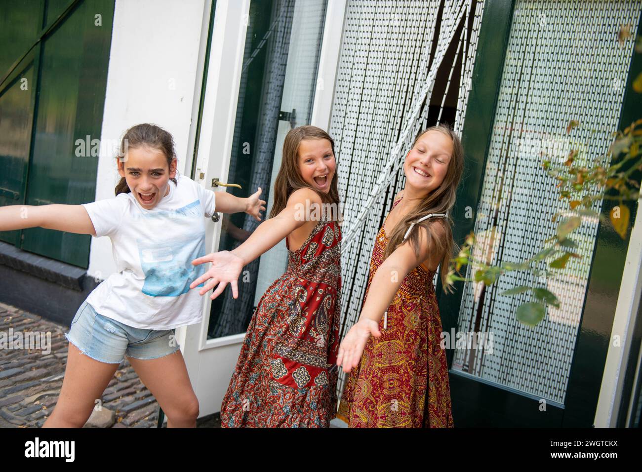 Eine Gruppe junger Mädchen, die fabelhaft sind, tanzen und spielen Stockfoto