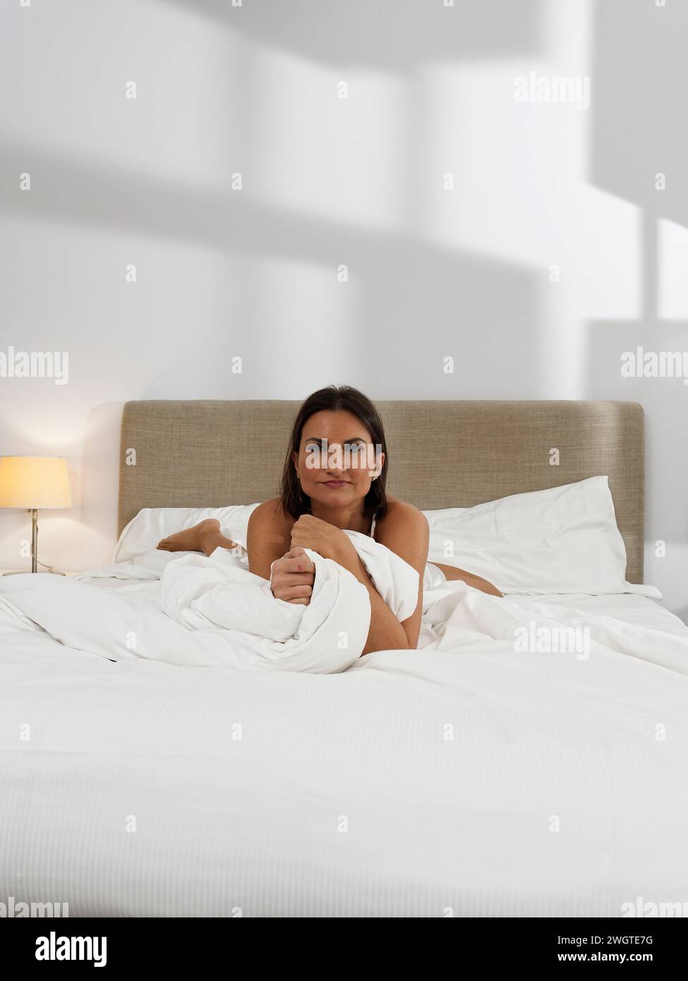 Junge Frau drinnen. Mailand, Italien. Stockfoto