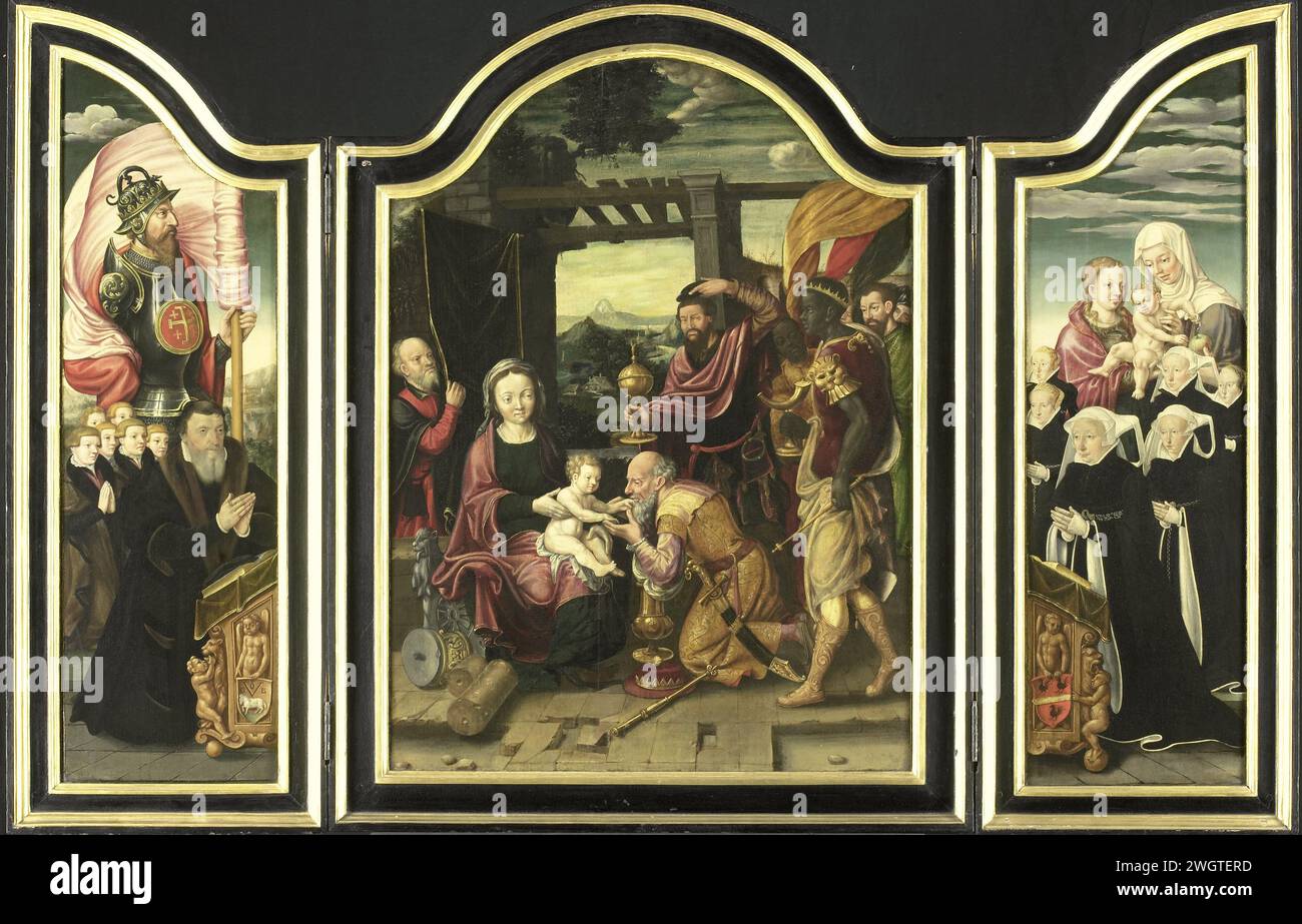 Triptychon mit der Anbetung der Könige, Bartholomäus Bruyn (I) (Weise von), 1520 - 1600 Gemälde Trilogie. Auf der Mitteltafel die Anbetung der Könige. Ein König kniet und küsst die Hand des Christuskindes, er hat seine Krone und sein Zepter auf den Boden gelegt. Rechts die anderen Könige mit ihren Geschenken und Konsequenzen. Auf der linken Seite der geknieete männliche Spender mit sechs Söhnen und der Heilige Joris mit einem Banner. Auf der Lessenaar das Wappen der Familie Van Rooy. Auf der rechten Seite die kniende Spenderin mit fünf Töchtern und die Heilige Anna-Te drei. Hier die Waffe der Francken Stockfoto