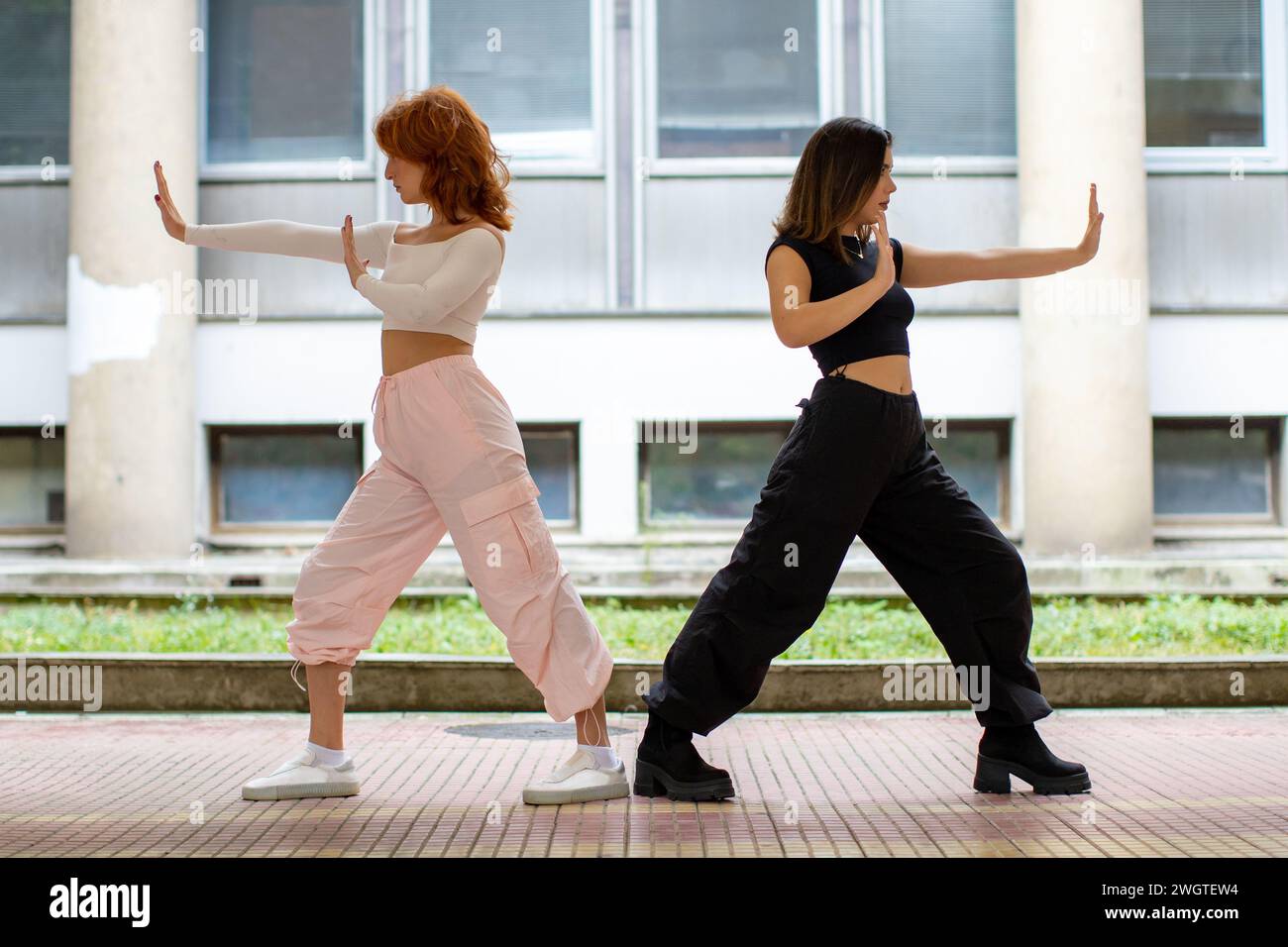 Zwei junge Frauen in der Kampfkunst posieren Stockfoto