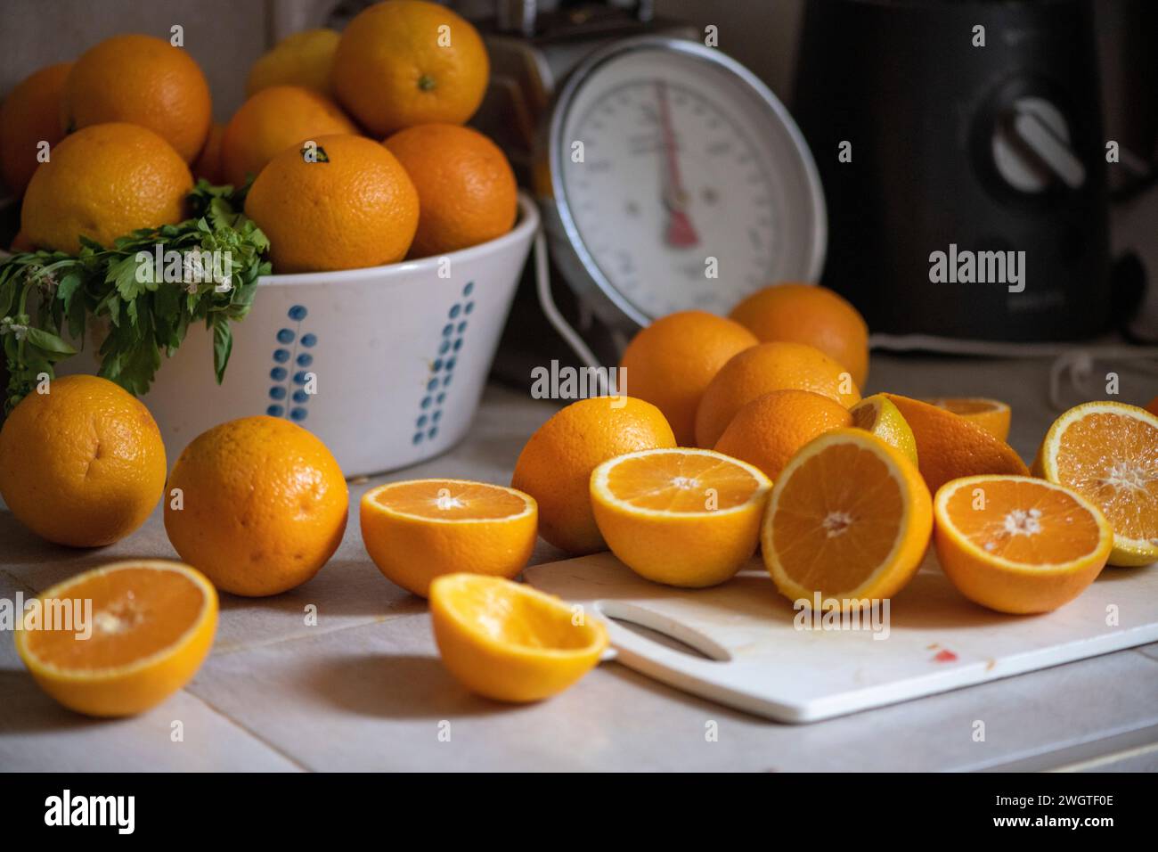Frische, gesunde Orangen auf einem Tisch, der gewogen wird, um eine frische Mahlzeit zu machen Stockfoto