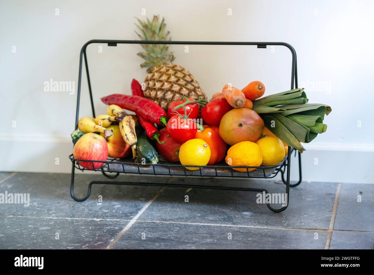 Frisches Obst und Gemüse in einem Korb. Stockfoto