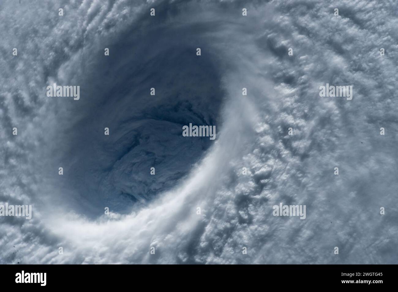 Diese Nahaufnahme des riesigen Taifuns Maysak 'Auge' der Kategorie 5 (Hurrikanstatus auf der Saffir-Simpson-Windskala) wurde von Astronauten an Bord der Internationalen Raumstation am 31. März 2015 erfasst. Stockfoto