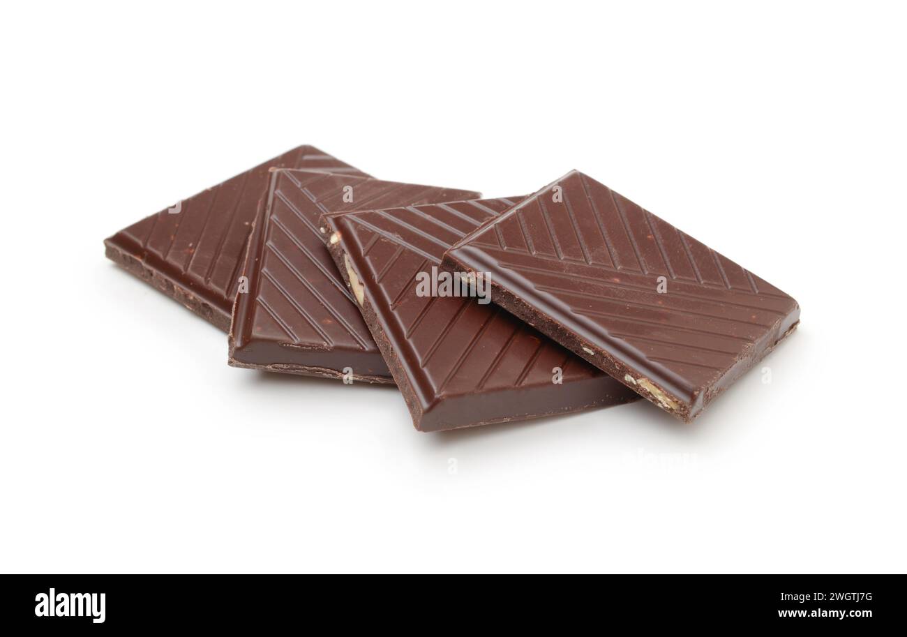 Ein paar Stücke dunkler Schokolade isoliert auf weiß. Stockfoto