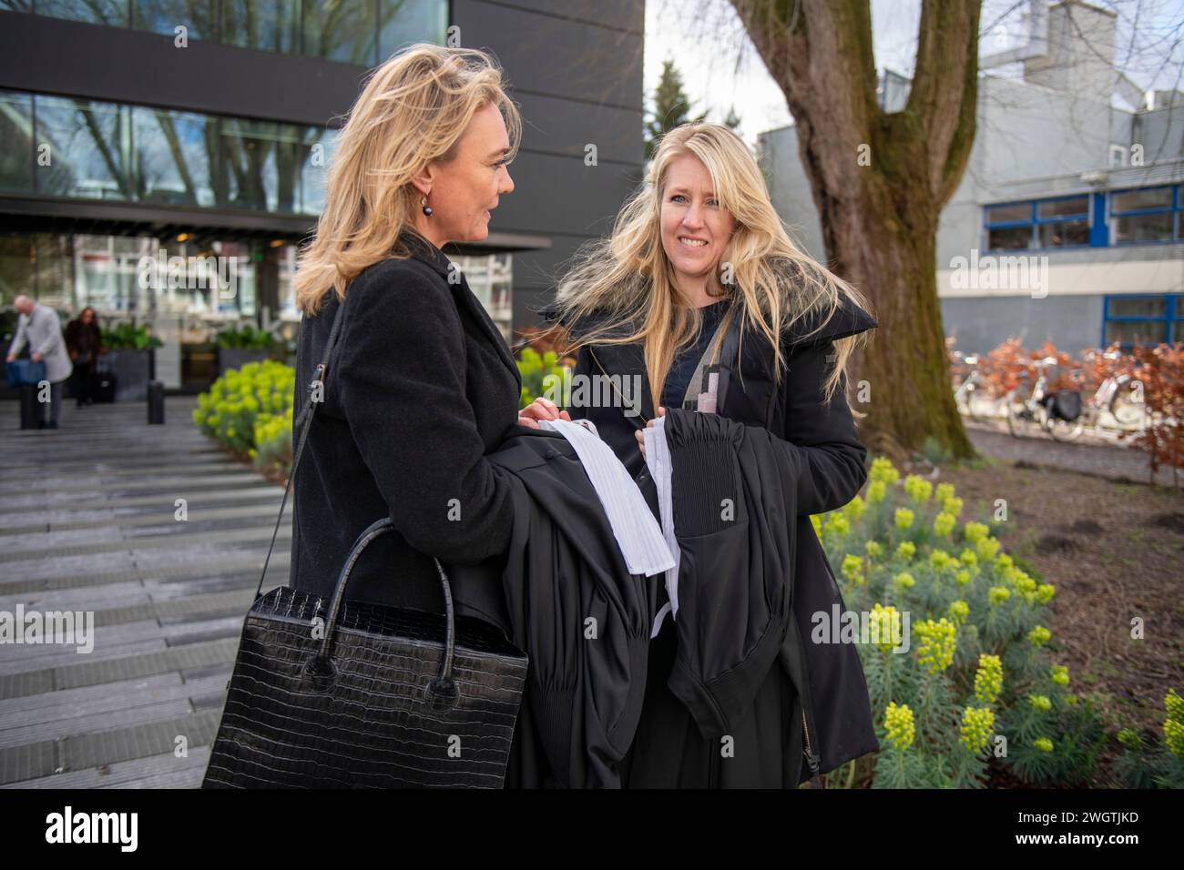 Professionelle Frau trifft sich außerhalb ihrer Arbeit. Begrüßungsgespräch Stockfoto