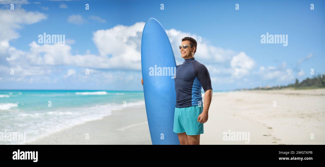 Mann mit Surfbrett an einem Strand in Kuba, Varadero Stockfoto