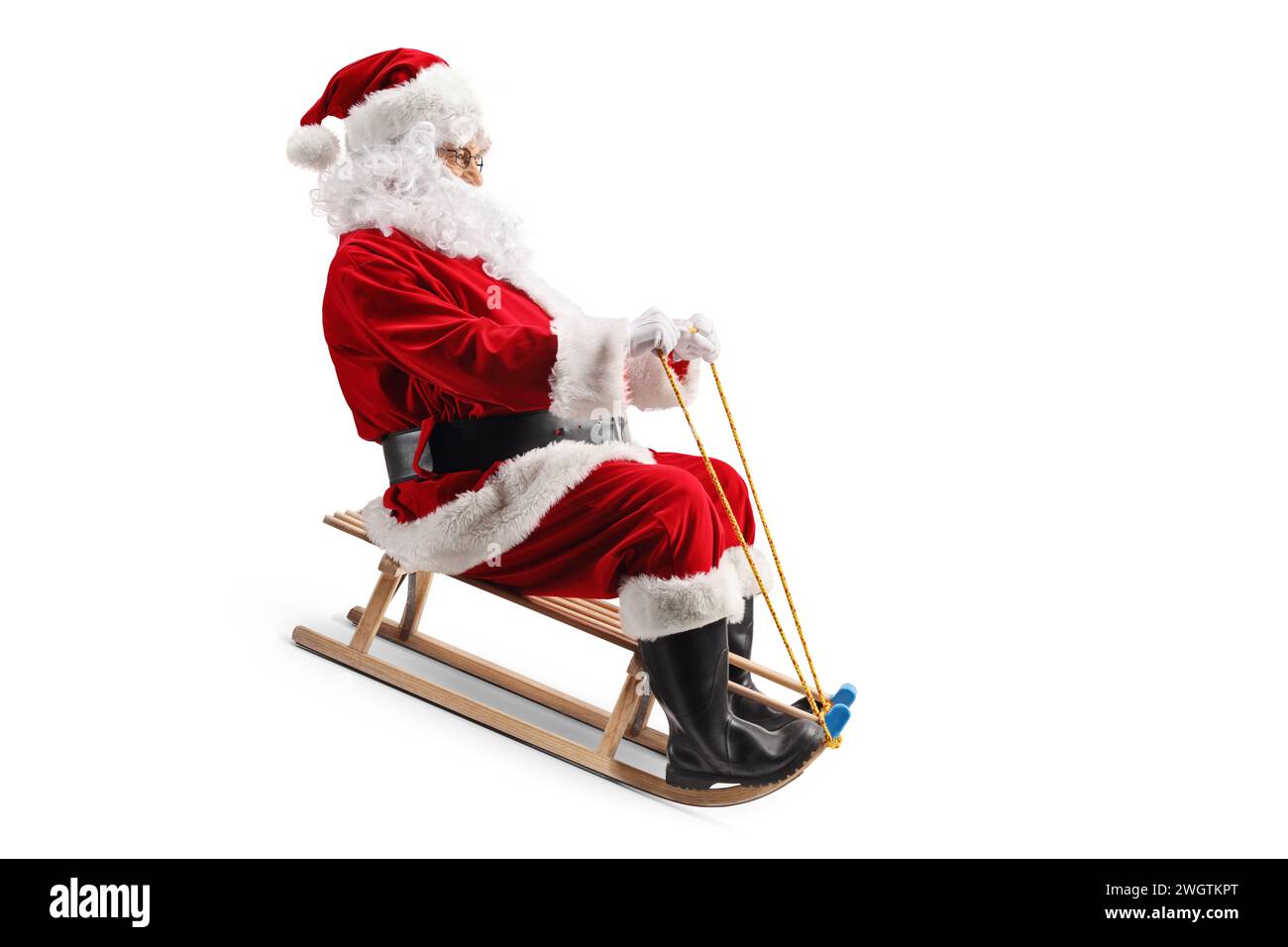 Santa Claus fährt auf einem Holzschlitten isoliert auf weißem Hintergrund Stockfoto