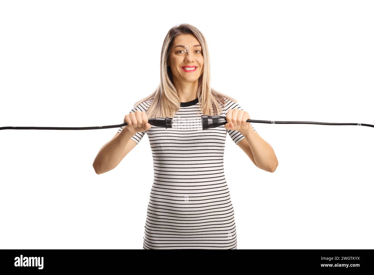 Junge Frau, die Kabel isoliert auf weißem Hintergrund einsteckt Stockfoto