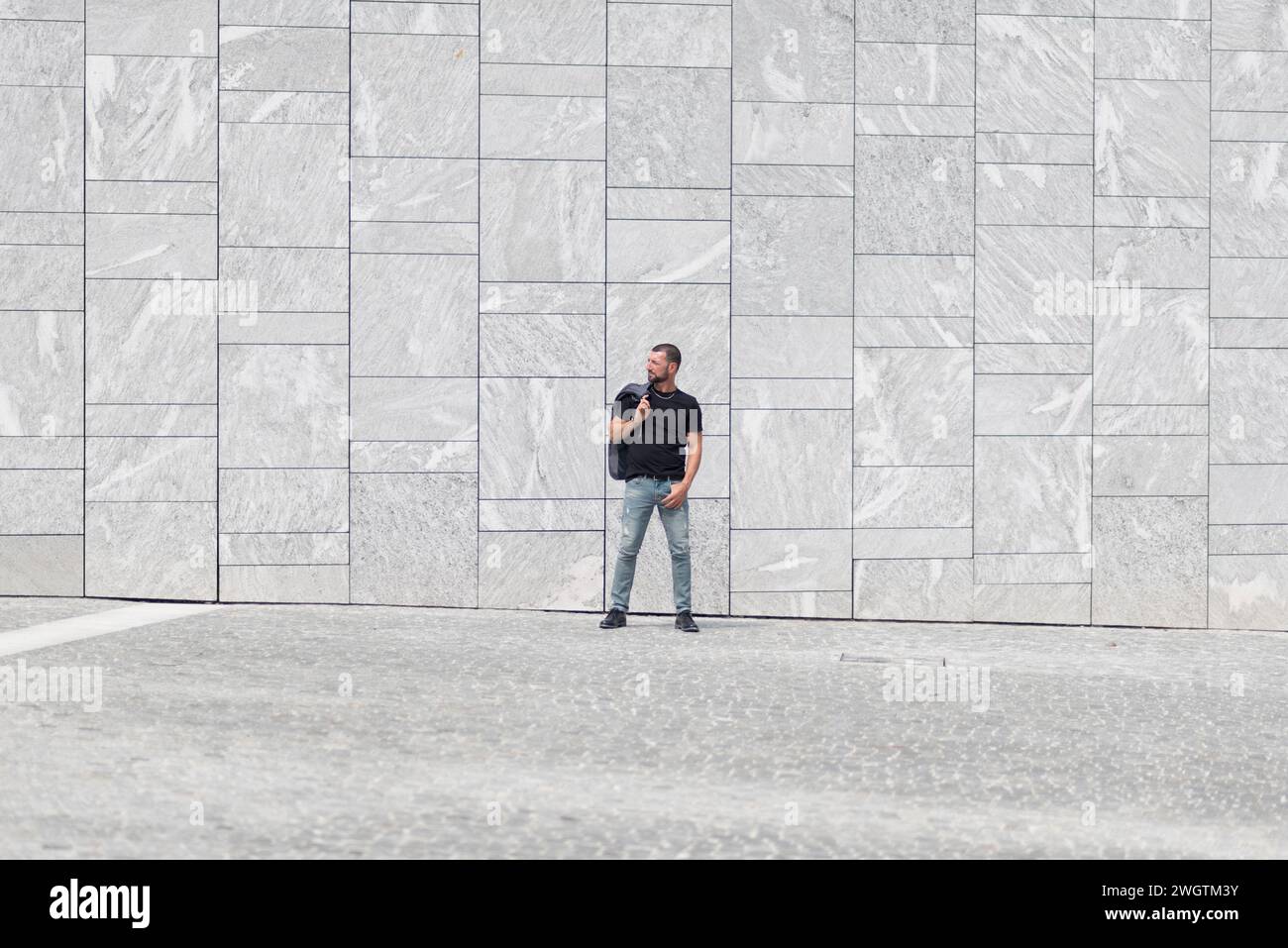 Mann mit Bart draußen, Mailand, Italien. Stockfoto