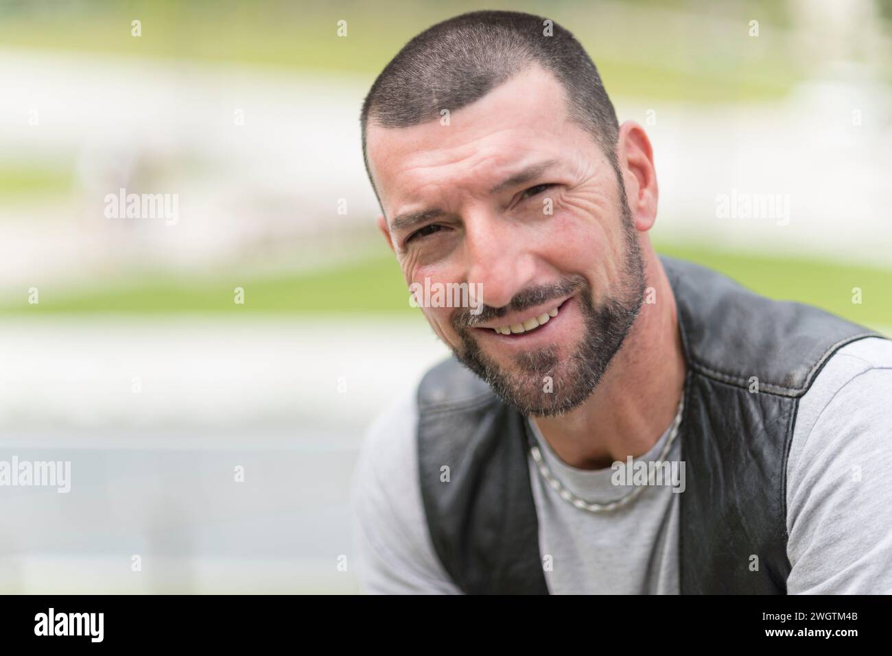 Mann mit Bart draußen, Mailand, Italien. Stockfoto