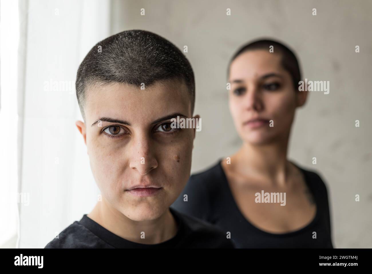 Tätowierte Frauen drinnen, Mailand, Italien. Stockfoto