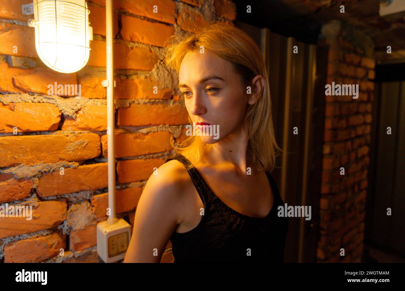 Junge blonde Frau drinnen, Mailand, Italien. Stockfoto