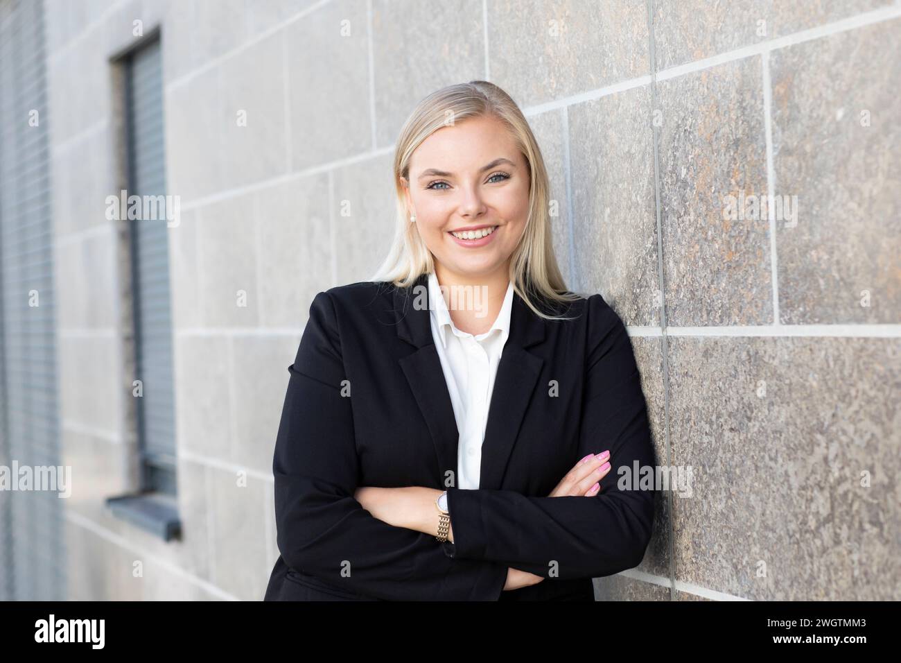 Geschäftsfrau mit langen blonden Haaren Stockfoto