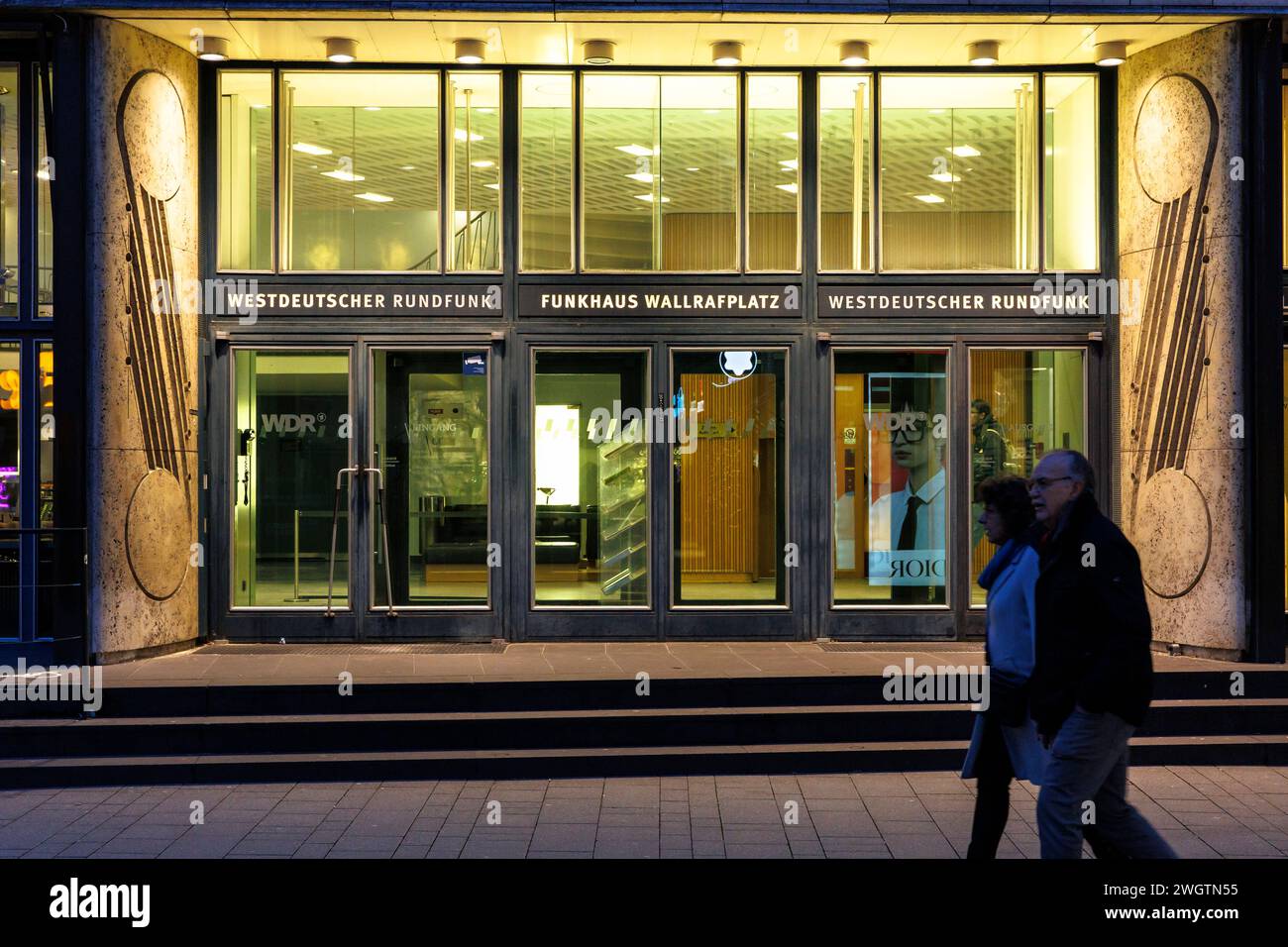 Eingang des Funkhauses am Wallraf-Platz, Westdeutscher Rundfunk, Köln, Deutschland. Eingang zum Funkhaus am Wallrafplatz, Westdeuscher Run Stockfoto