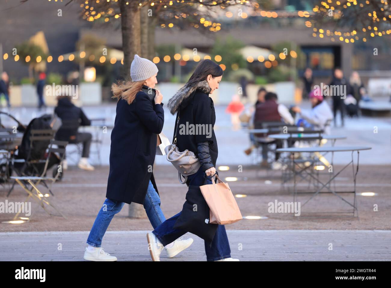 Kalter Wintertag auf dem Granary Square, bei Kings Cross, London, Großbritannien Stockfoto